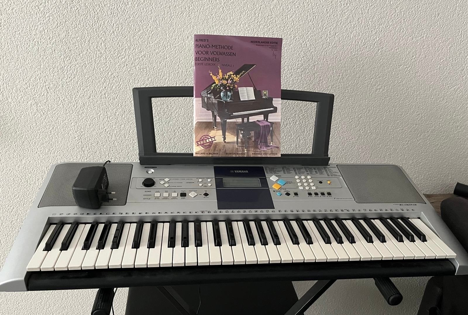 Yamaha PSR-E233 keyboard met standaard en pianoboek, Ophalen, Yamaha, Aanslaggevoelig, 61 toetsen