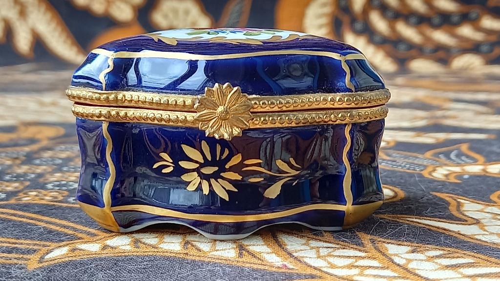 Mooi origineel oud doosje van Limoge uit Frankrijk 6 cm., Antiek en Kunst, Ophalen of Verzenden