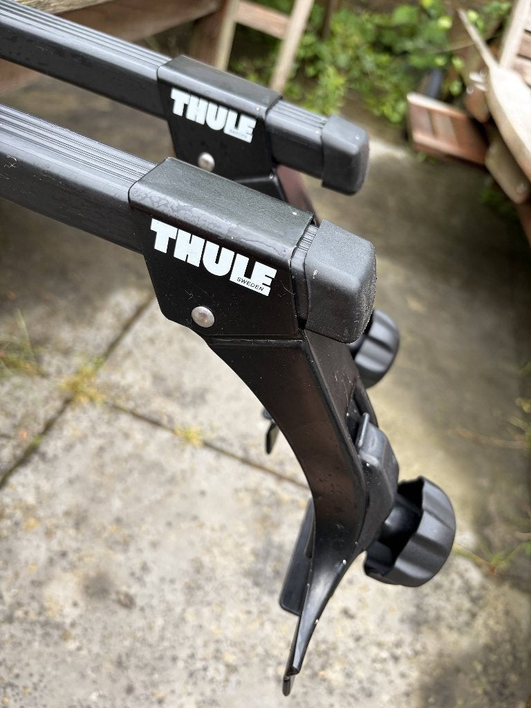 Thule square bar 135cm dakdrager met 951 regengoot voet, Ophalen, Zo goed als nieuw