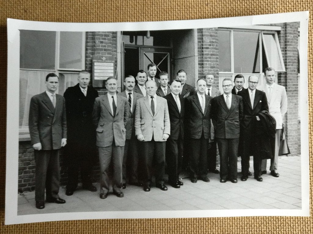 Groepsfoto KLM cursisten Operations Officers 1957 (F99), Ophalen of Verzenden, Gebruikt, Kaart, Foto of Prent