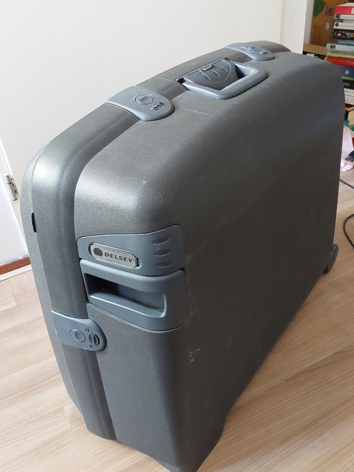 grote koffer Delsey, Ophalen, Gebruikt, Hard kunststof, 45 tot 55 cm