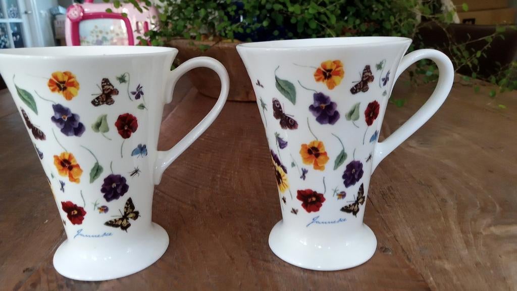 servies mokken Janneke Brinkman bloemen&vlinders 2x samen:, Ophalen of Verzenden, Zo goed als nieuw, Overige stijlen, Kop(pen) en/of Schotel(s)