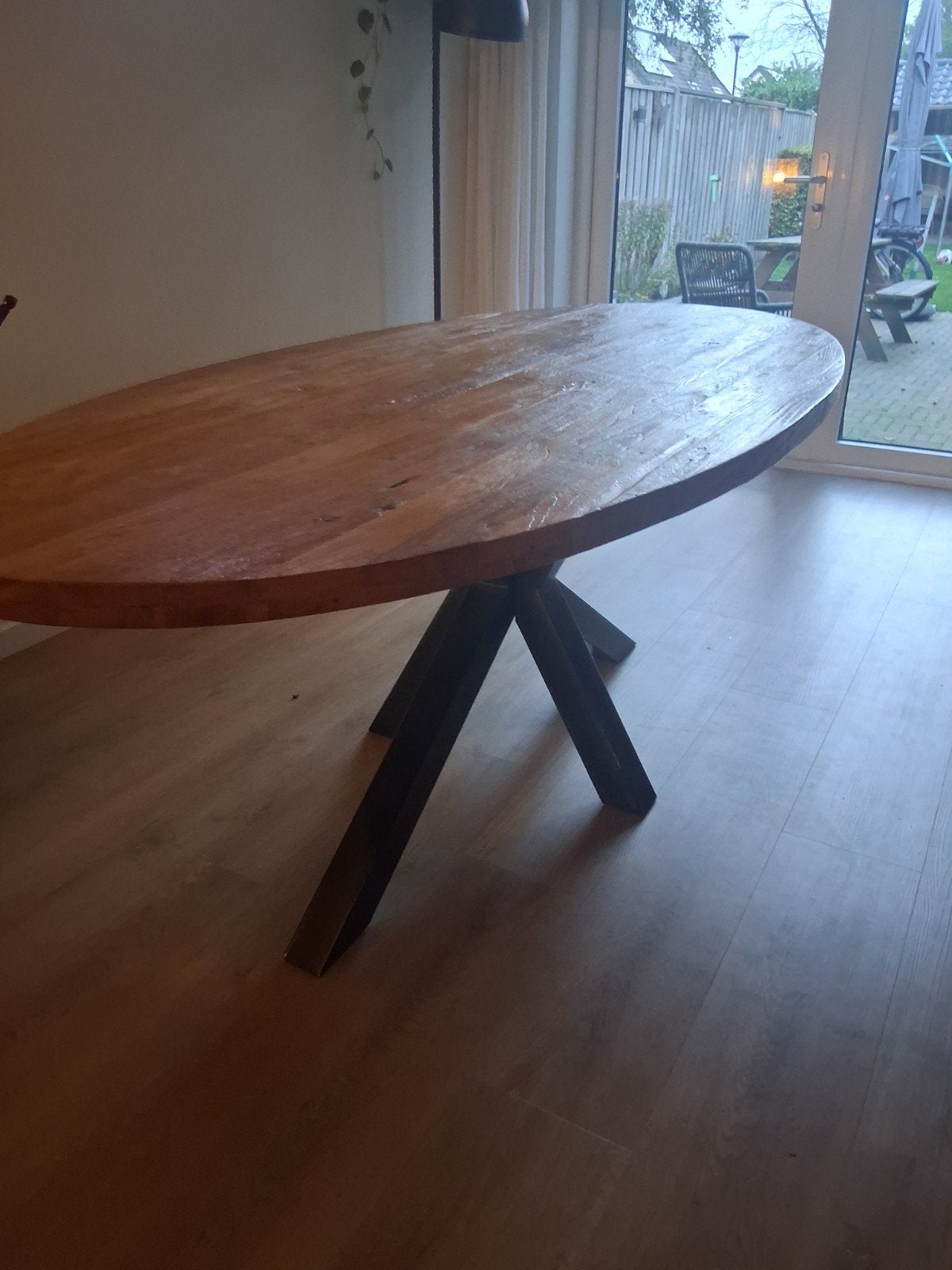 Romaro Ovale eettafel met metalen spinpoot, Overige houtsoorten, Gebruikt, 100 tot 150 cm, Ophalen of Verzenden