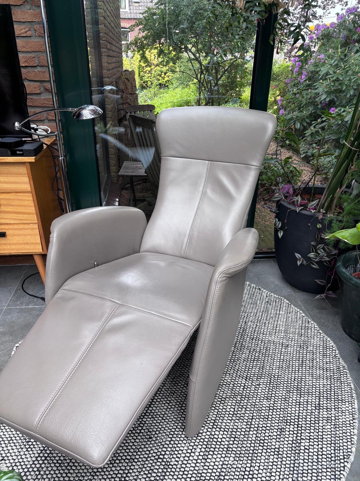 Leren relaxstoel in licht grijs/beige., Ophalen, Minder dan 75 cm, Leer, Zo goed als nieuw