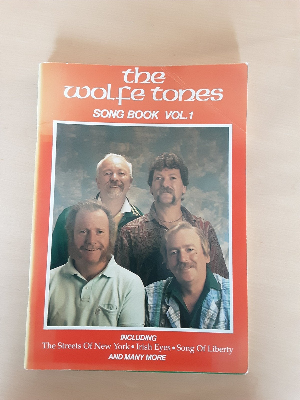 The Wolfe Tones Song Book Vol. 1 - Zangboek, Wereldmuziek, Zang, Ophalen of Verzenden, Zo goed als nieuw