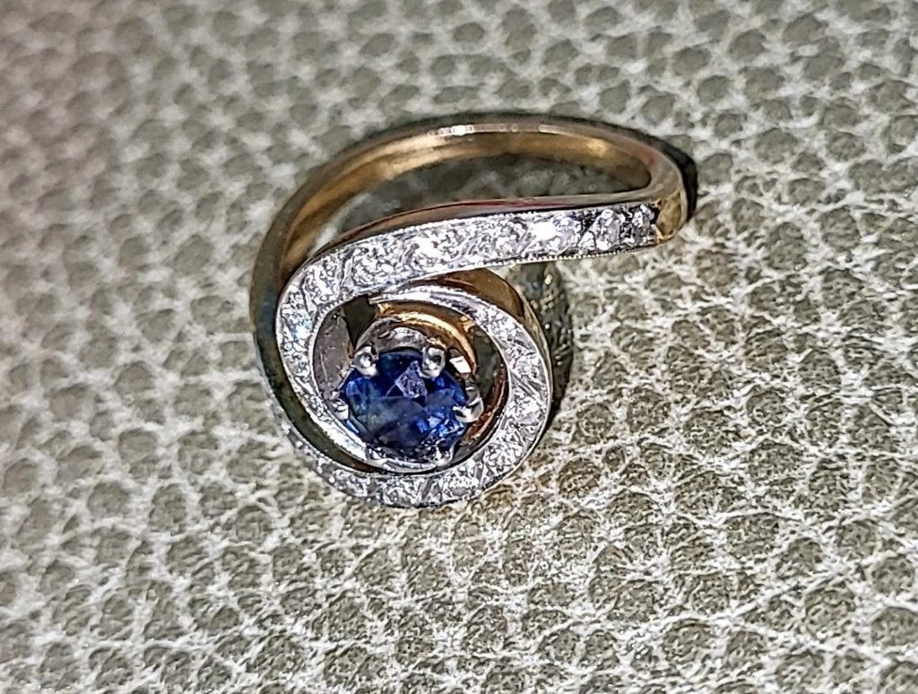 18 KARAAT WIT /GEELGOUDEN RING MET SAFFIER EN DIAMANTEN, Sieraden, Tassen en Uiterlijk, Ophalen of Verzenden, Met edelsteen, Dame