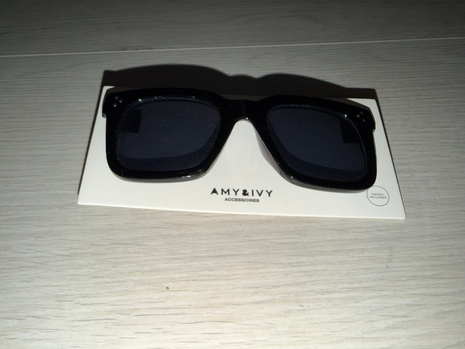 Stijlvolle Zonnebril Zwart - Amy & Ivy Accessoires, Ophalen of Verzenden, Zwart, Zonnebril, Overige merken