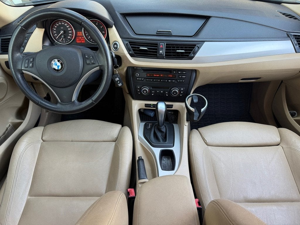 BMW X1 sDrive18i (Goed lezen !) AUTOMAAT | LEDER | PANO DAK, Auto's, Euro 5, Achterwielaandrijving, Beige, 4 cilinders
