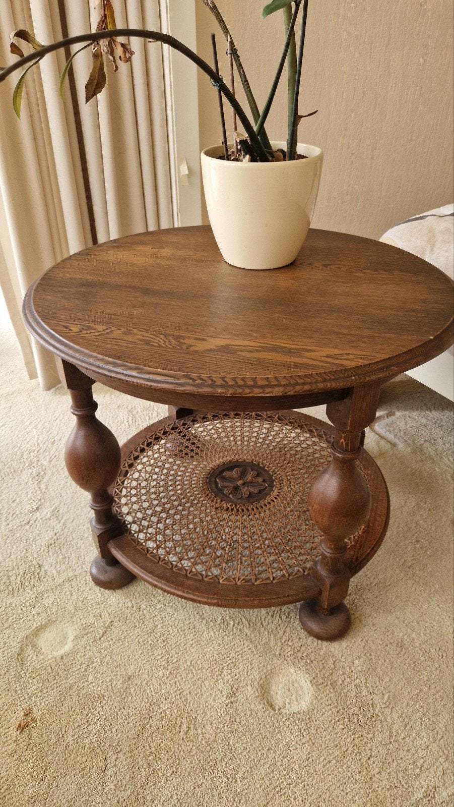 Vintage houten bijzettafel met prachtig vlechtwerk, Ophalen, Zo goed als nieuw, Rond, Minder dan 55 cm