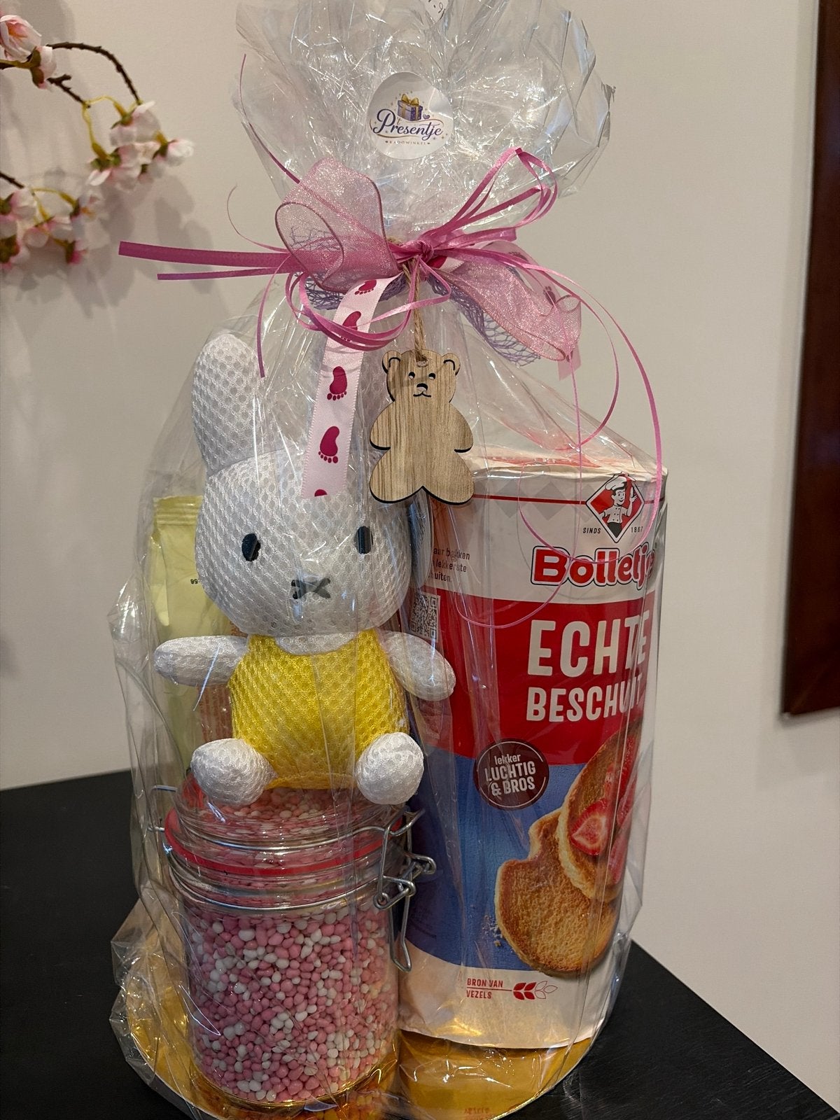 Leuk kraamcadeau met Nijntje knuffel en beschuit met muisjes, Ophalen of Verzenden, Nieuw, Kraamcadeau