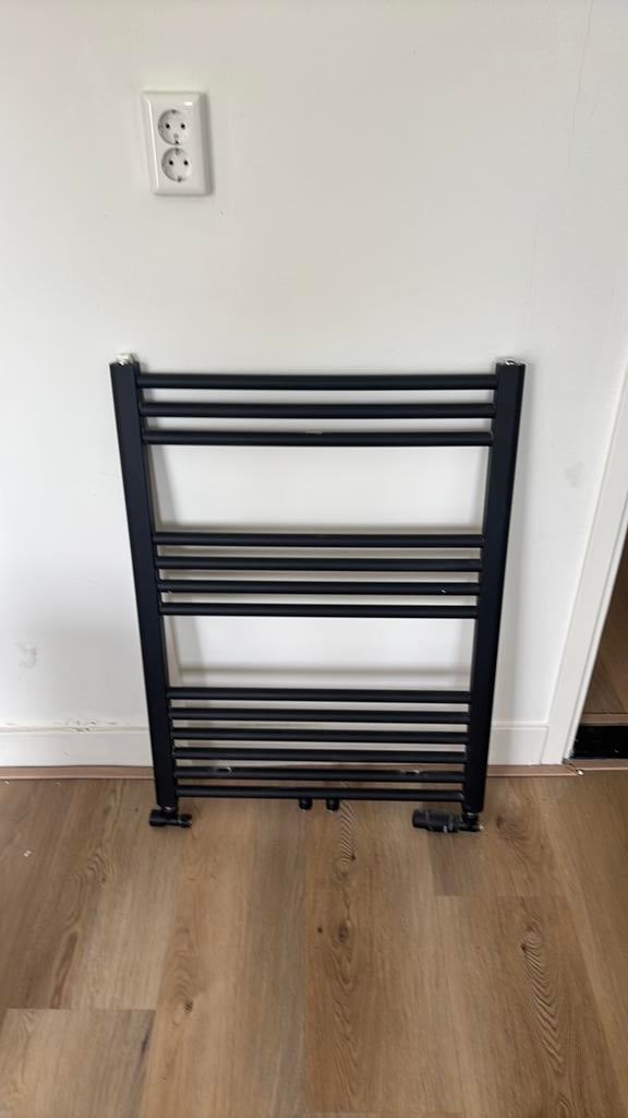 Oppio - zwarte handoekenradiator, Doe-het-zelf en Verbouw, Verwarming en Radiatoren, Ophalen, Zo goed als nieuw