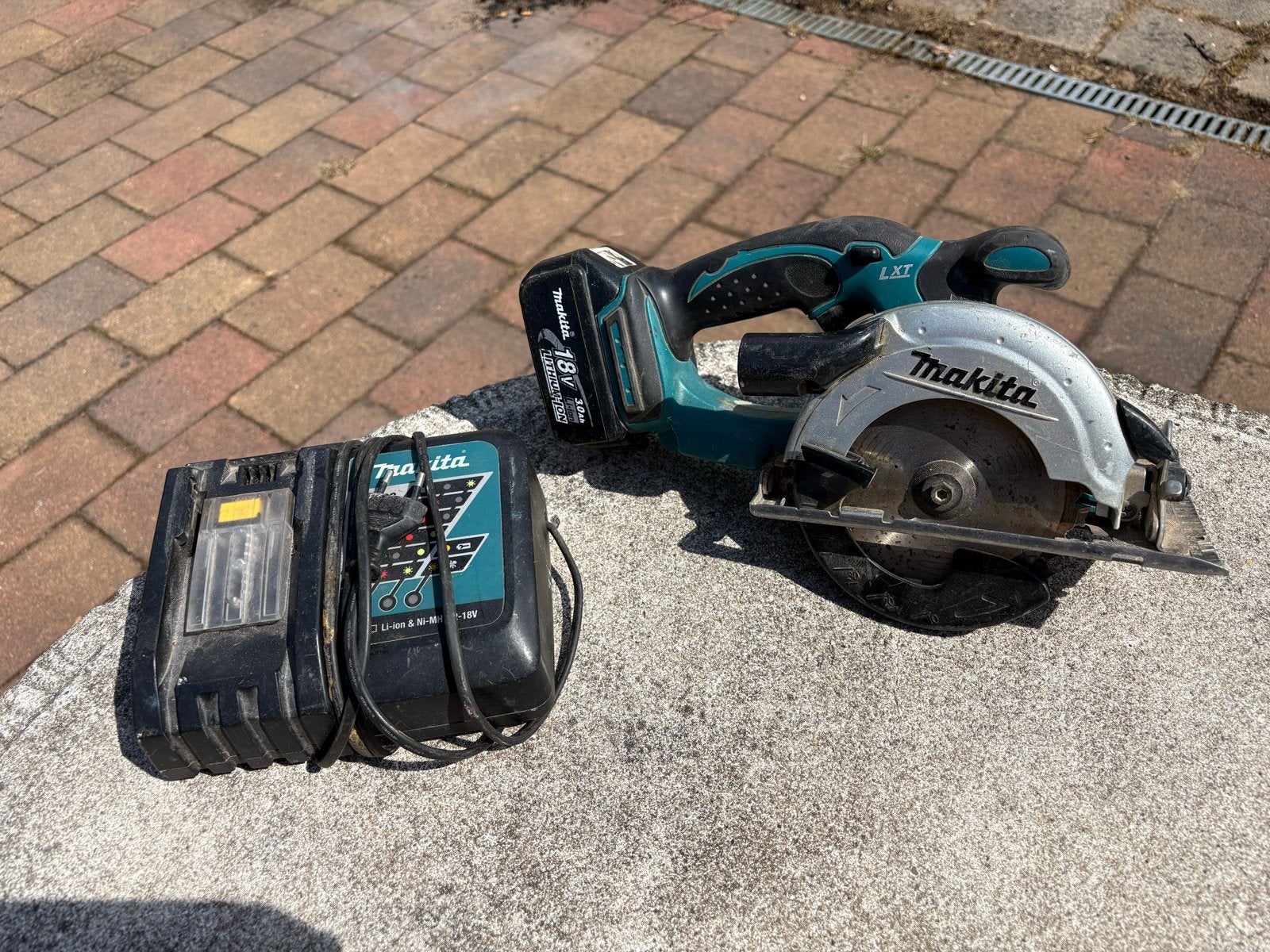 Makita Cirkelzaag 18V LXT met oplader en accu, Doe-het-zelf en Verbouw, Ophalen of Verzenden, Gebruikt, Cirkelzaag