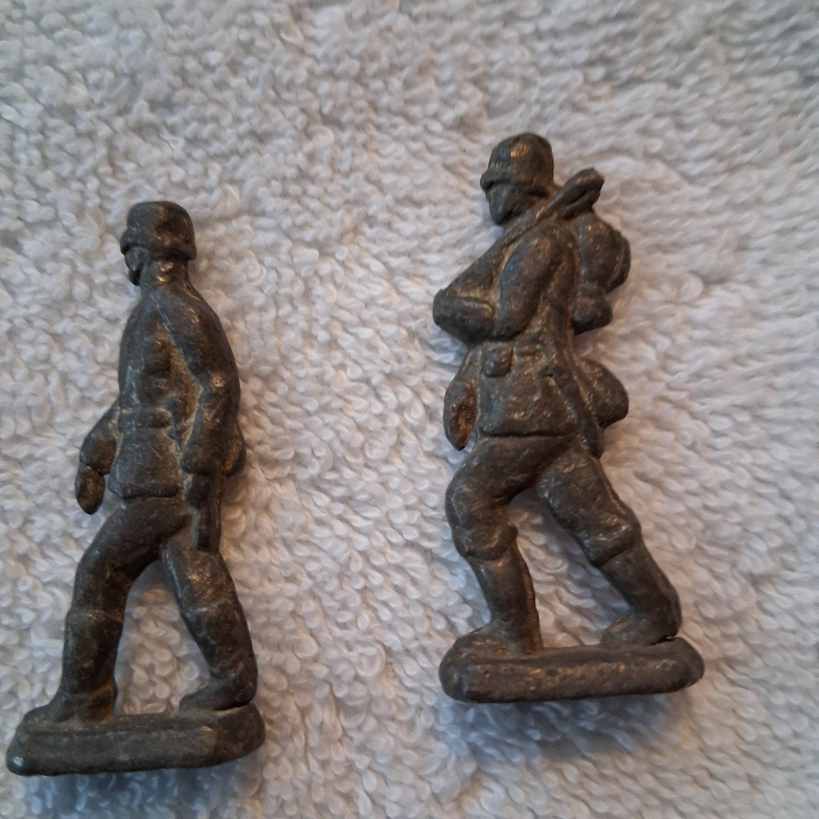 2 loden soldaten, Verzamelen, Poppetjes en Figuurtjes, Ophalen of Verzenden, Gebruikt