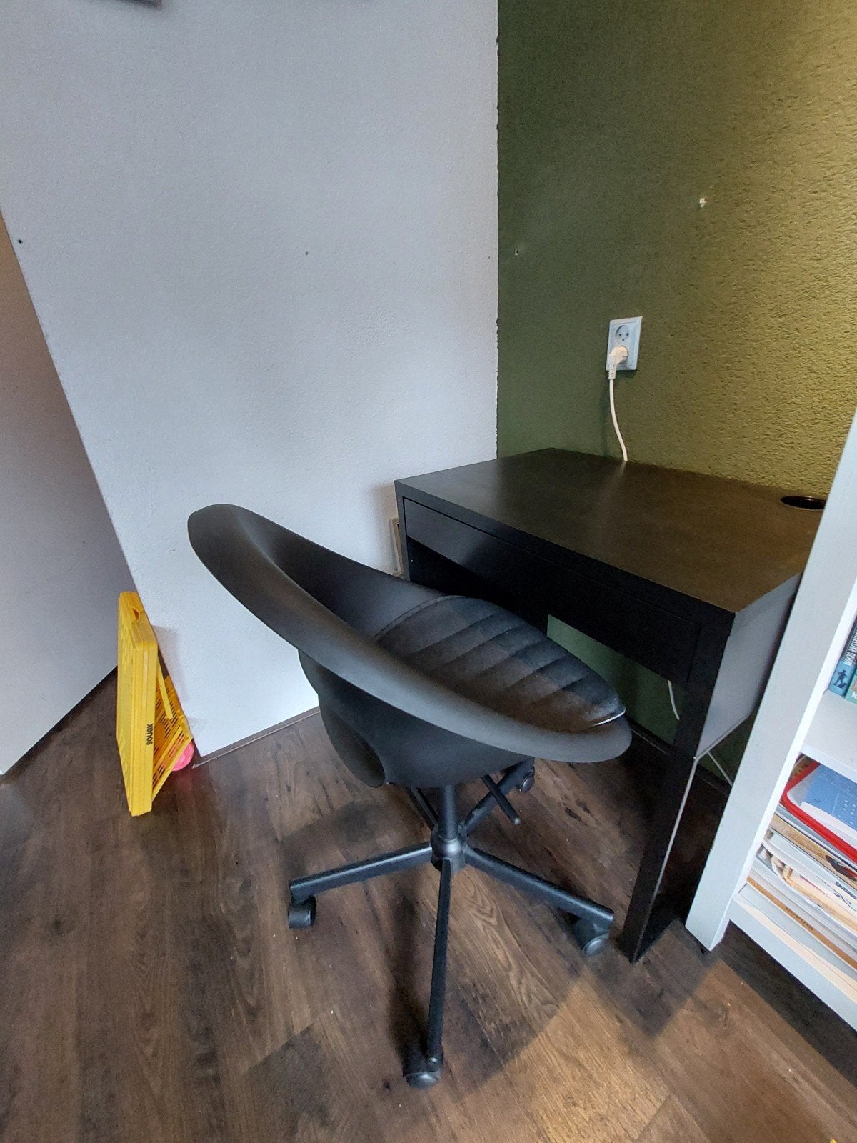 vrij nieuw bureau (micke) met stoel, Huis en Inrichting, Ophalen, Zwart, 73 cm, 50 cm