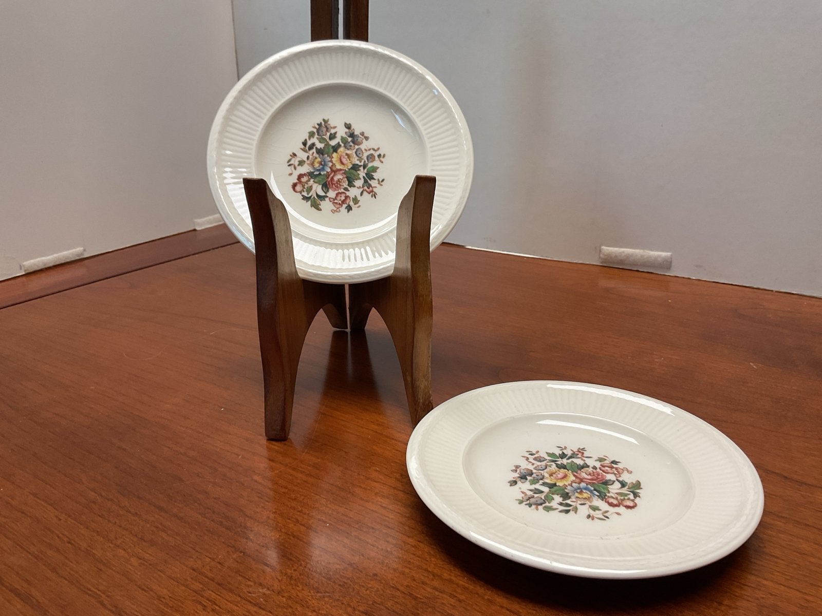2 Wedgwood 'Conway' schoteltjes, 13,5 cm diameter, Ophalen of Verzenden