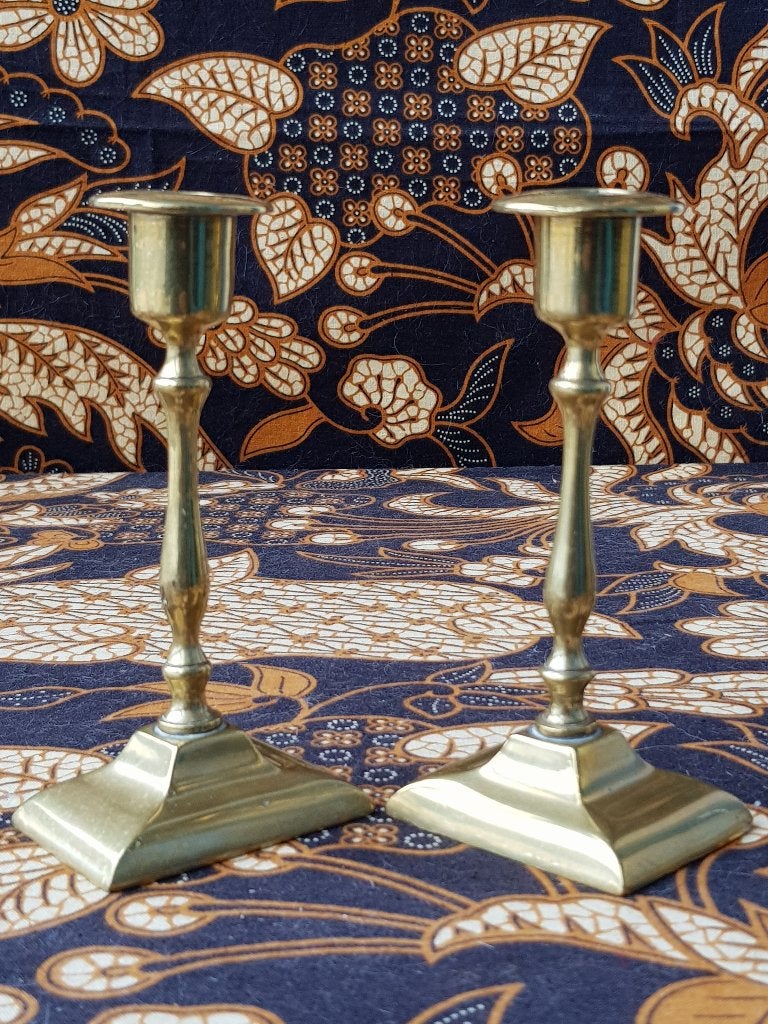 Mooi stel antieke kandelaars uit Engeland 12,8 cm. uit 1880., Ophalen of Verzenden, Koper of Brons