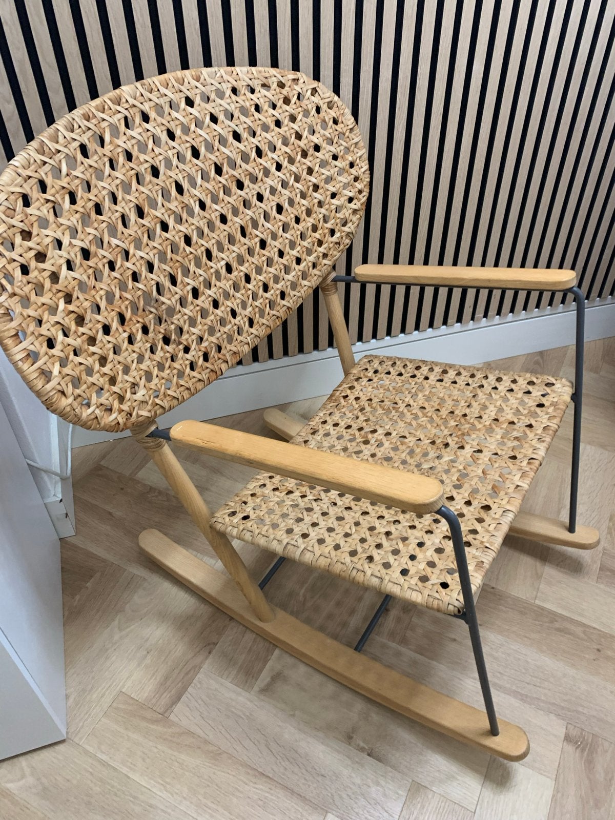 Rotan schommelstoel met houten details, Ophalen, Overige kleuren, Zo goed als nieuw, Eén