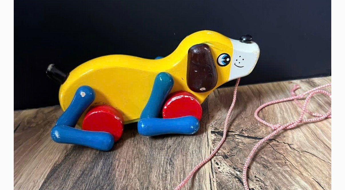 Vintage trekhond van hout in de kleuren geel, blauw en, Kinderen en Baby's, Speelgoed | Houten speelgoed, Ophalen of Verzenden