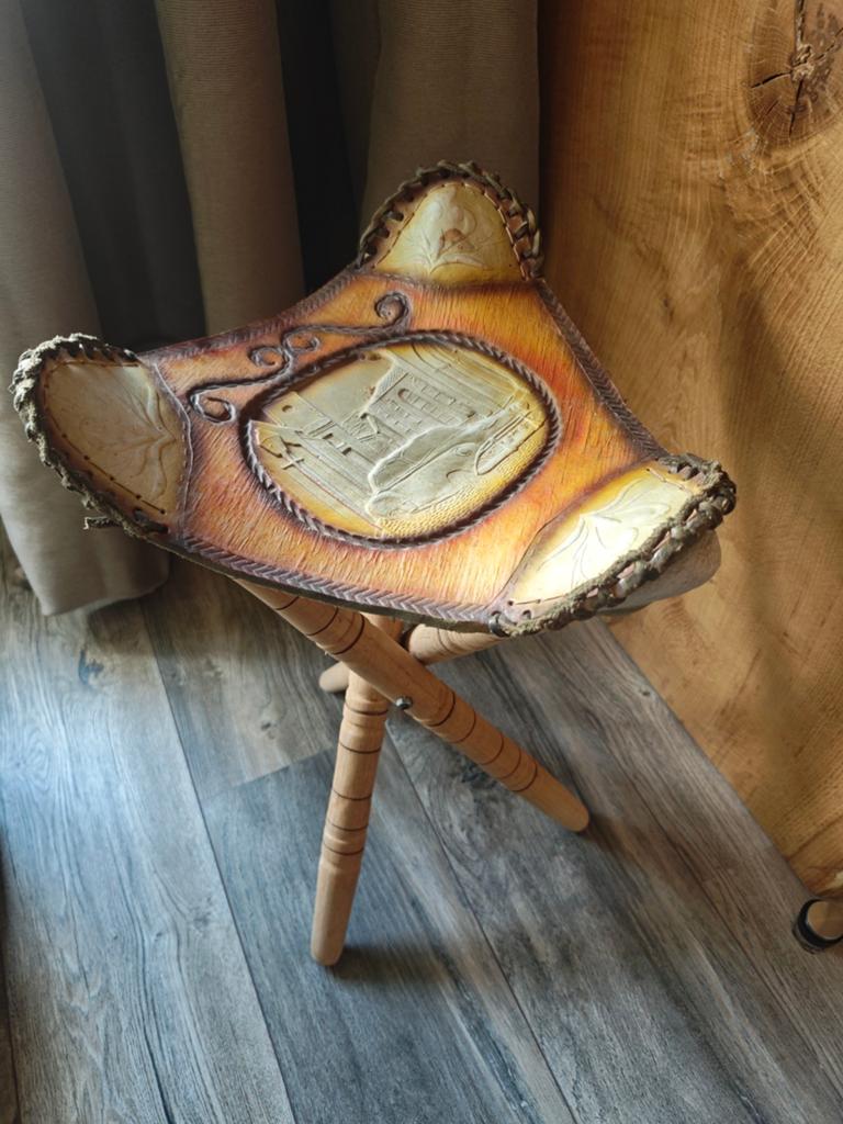 Vintage Handgemaakt Leren Driepootkrukje, Antiek en Kunst, Ophalen of Verzenden