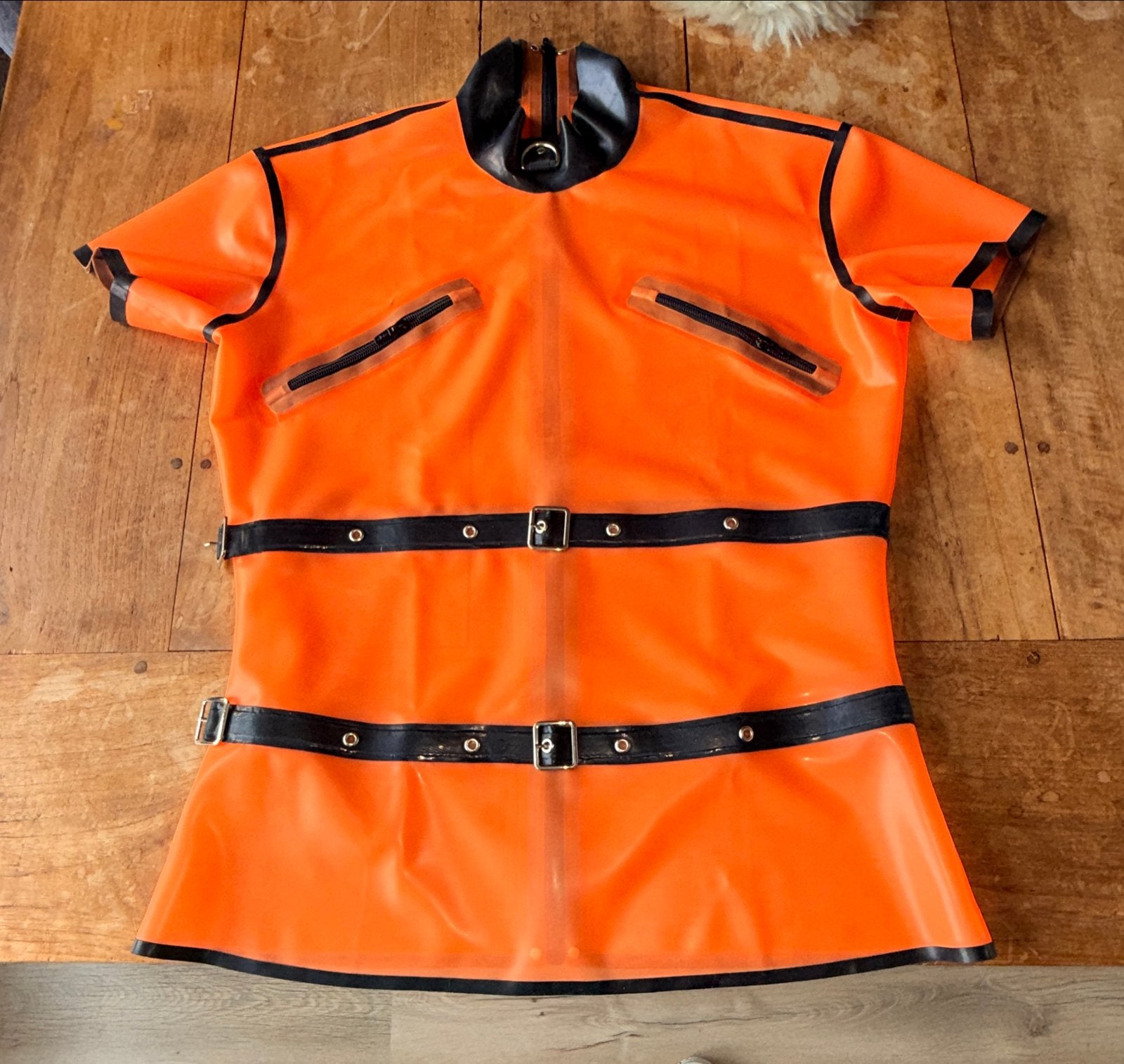 Unieke Oranje Latex Top & Zwarte Details kinky fetish shirt, Maat 38/40 (M), Oranje, Ophalen of Verzenden, Zo goed als nieuw