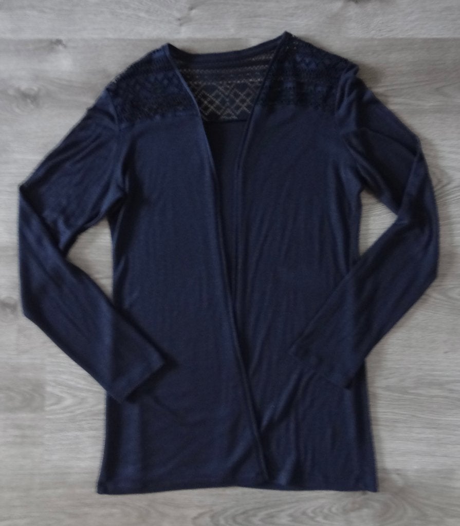 Blauw vest met opengewerkte rand aan de bovenkant maat L, Ophalen of Verzenden, Zo goed als nieuw, Maat 42/44 (L), Blauw