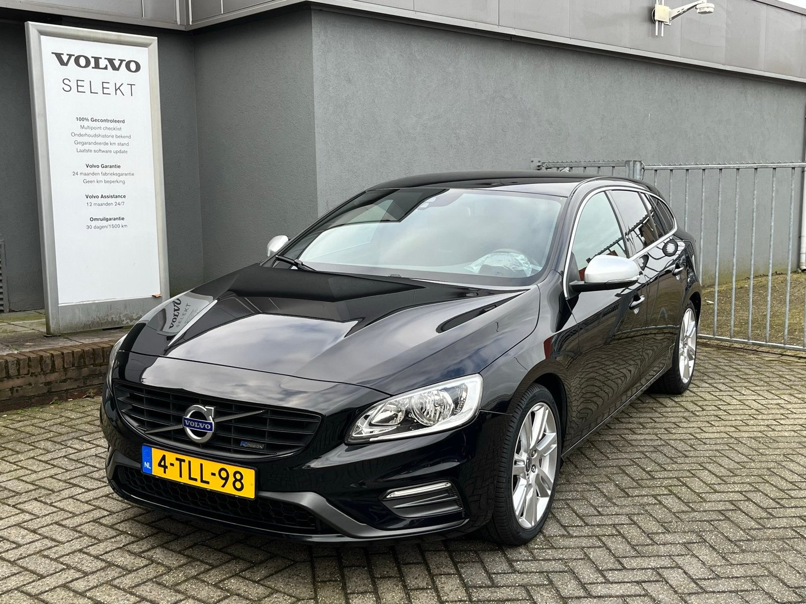 Volvo V60 T3|R-Design|100% Dealer onderhouden|AUT|, Auto's, 1596 cc, 4 cilinders, Zwart, Particulier