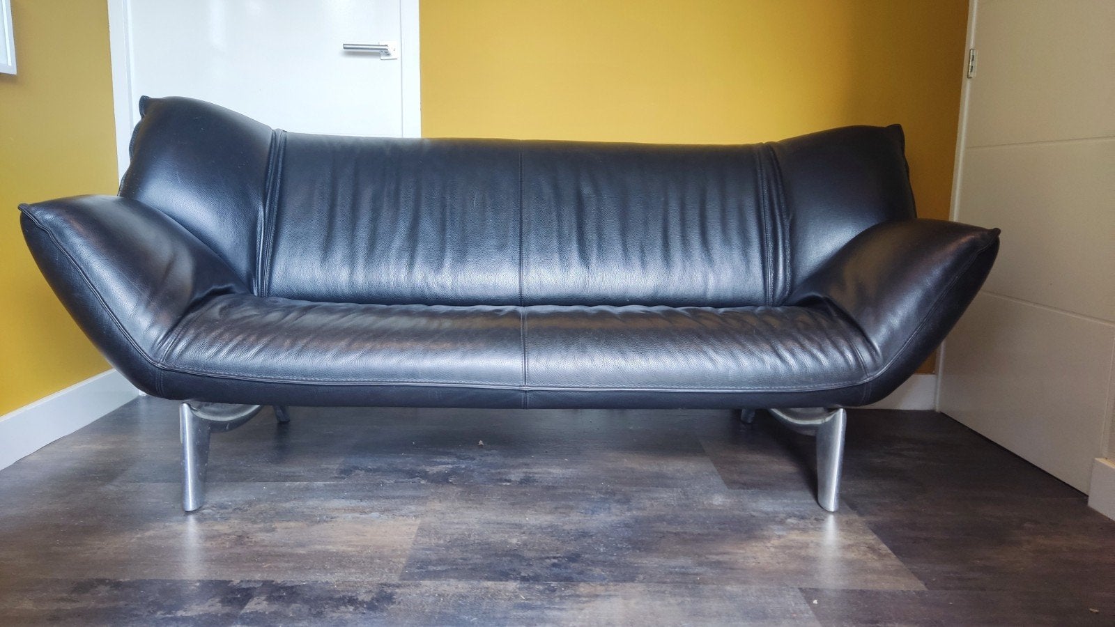 Leolux tango 2,5 zits in goede staat zwart, Huis en Inrichting, Ophalen, Design, Tweepersoons, Zo goed als nieuw