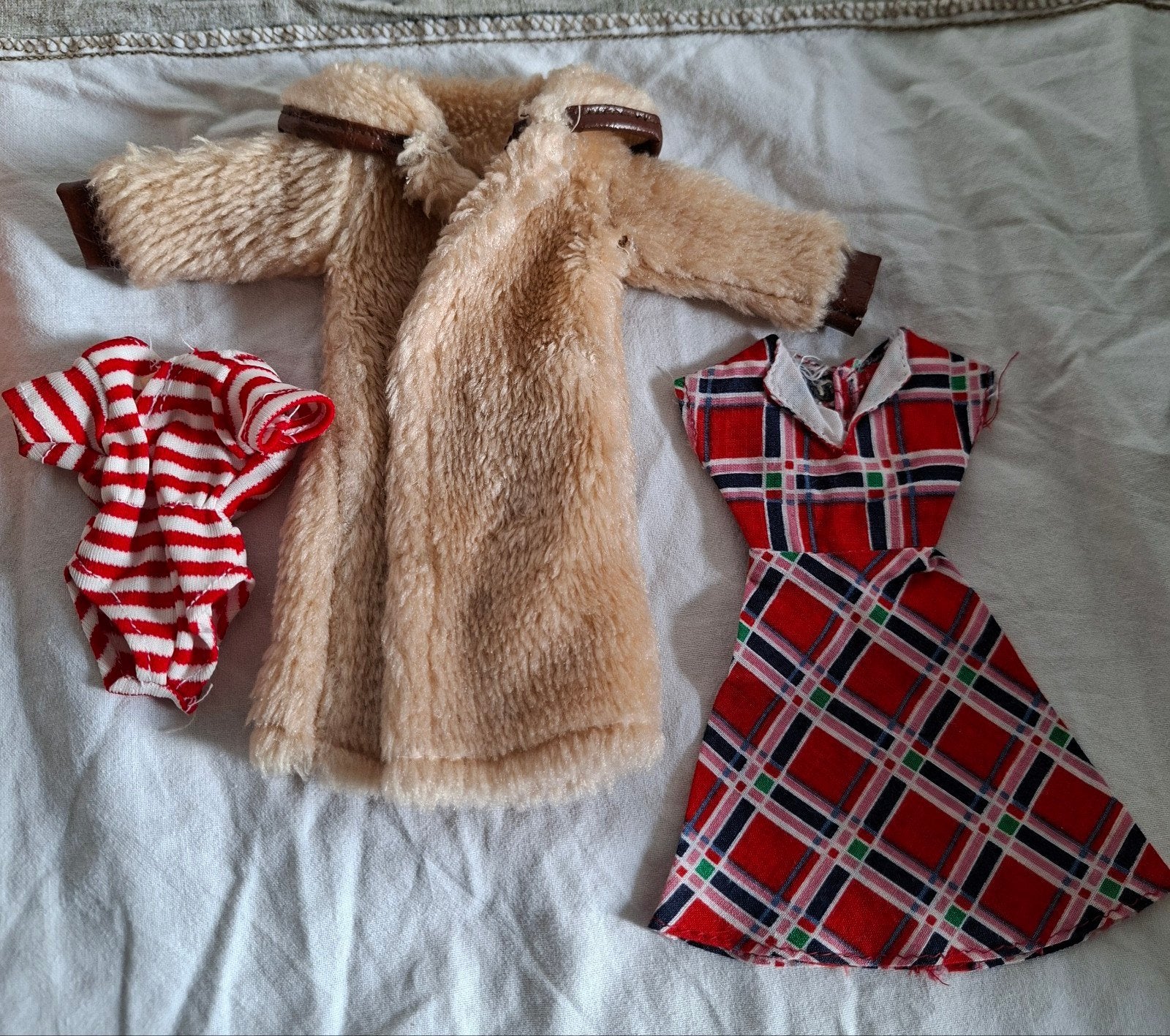 Vintage poppenkleding: jurk, jas en gestreepte top, Ophalen of Verzenden, Gebruikt