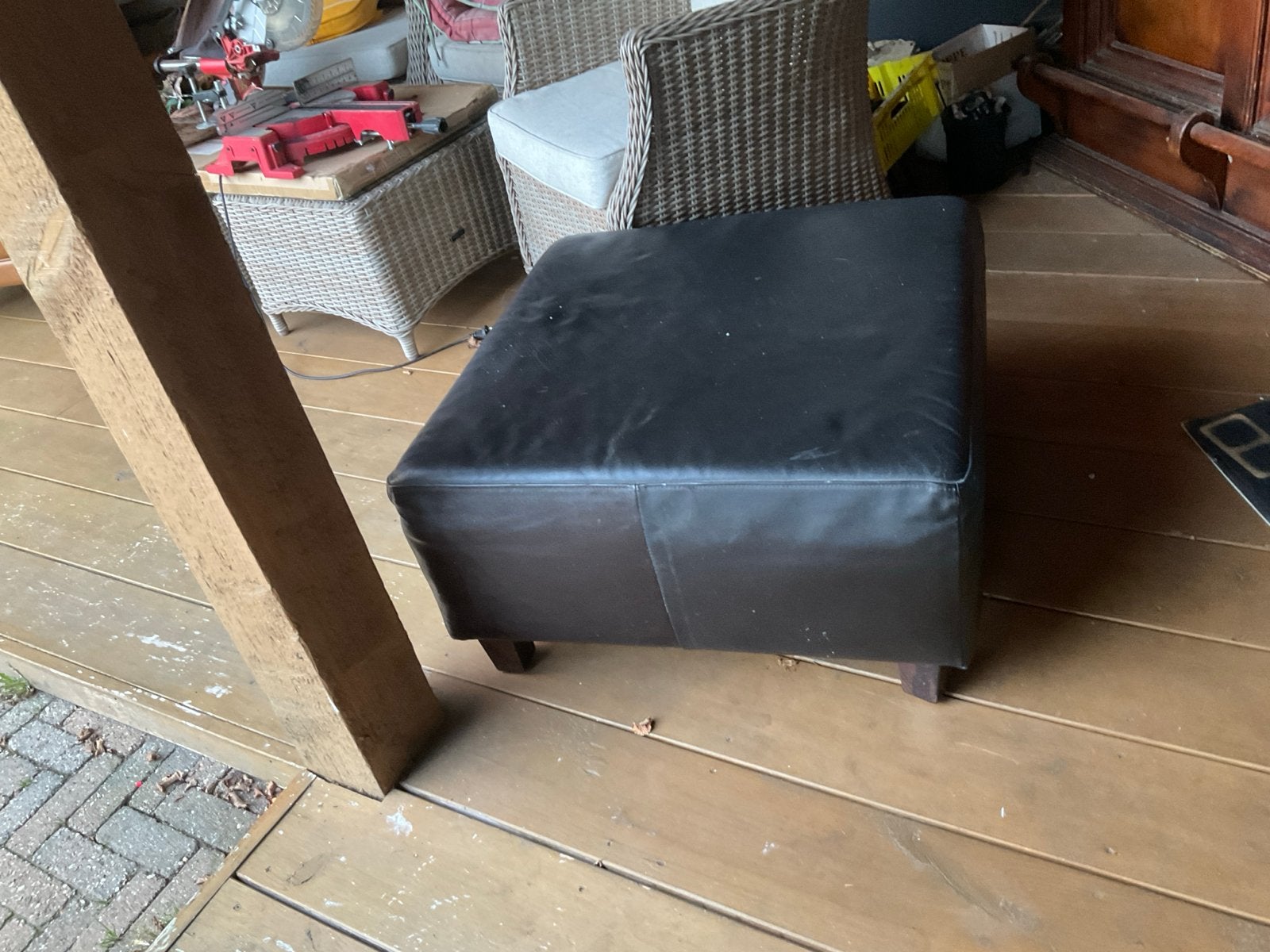 Donkerbruine leren poef - Hocker Gratis af te halen, Ophalen, Gebruikt, Vierkant, Leer