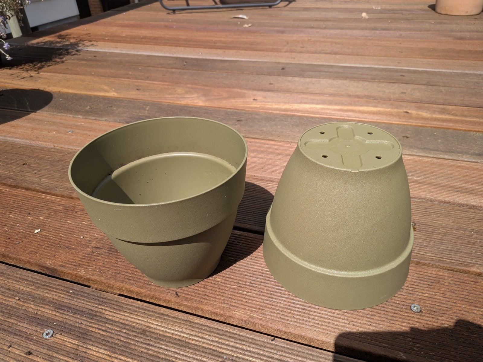 2x Elho bloempot olijfgroen, 1 met vlek, Ophalen, Kunststof, Gebruikt, Rond