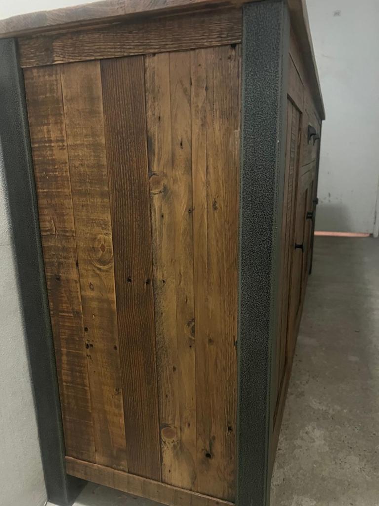 Robuust dressoir van gerecycled hout en metaal, Huis en Inrichting, Kasten | Dressoirs, Ophalen, 150 tot 200 cm, Zo goed als nieuw