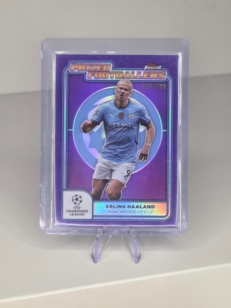 Erling Haaland /299 2024-25 Topps finest Uefa Prized Footbal, Ophalen of Verzenden, Zo goed als nieuw, Buitenlandse clubs, Poster, Plaatje of Sticker