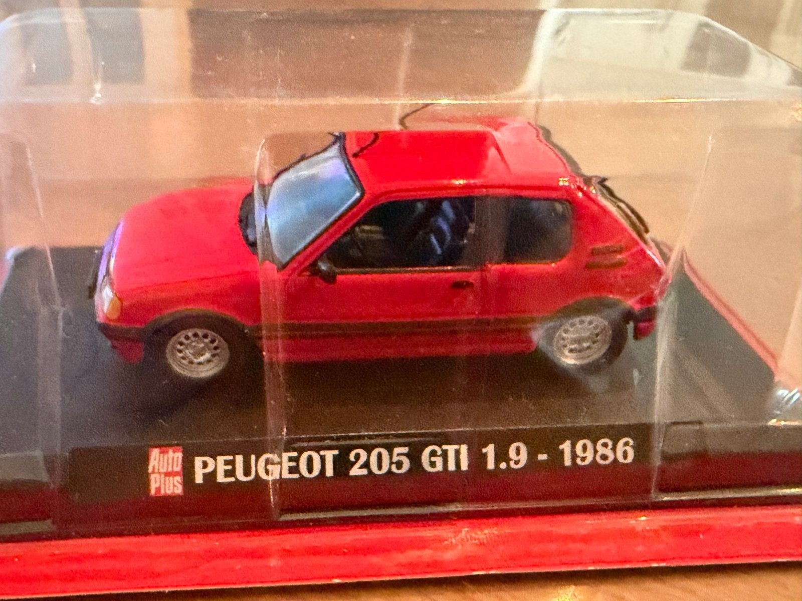Peugeot 205 GTI 1.9 - 1986 modelauto met magazine, Ophalen of Verzenden, Nieuw, Auto, Overige merken