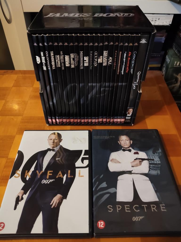 James Bond 1-21 + Quantum of Solace +Skyfall & Spectre NL ZG, Vanaf 12 jaar, Ophalen of Verzenden, Zo goed als nieuw, Actie en Avontuur