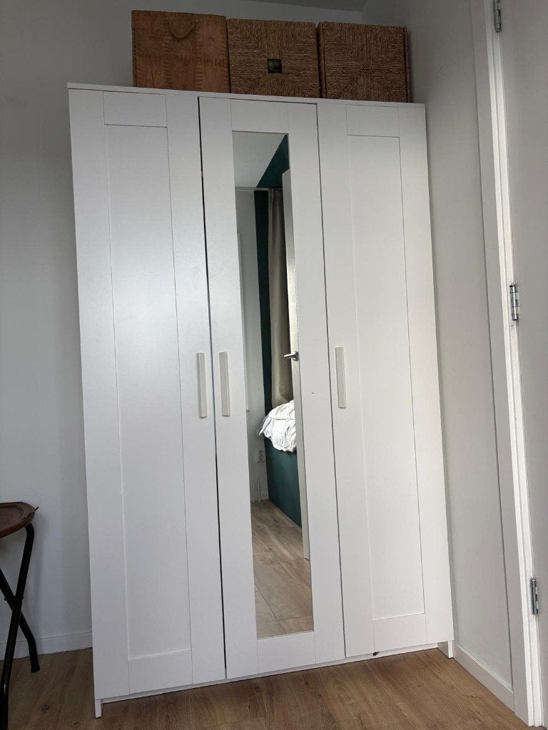 Witte kledingkast (IKEA Brimnes) met spiegel en veel ruimte, Ophalen, Met deur(en), Gebruikt, 100 tot 150 cm