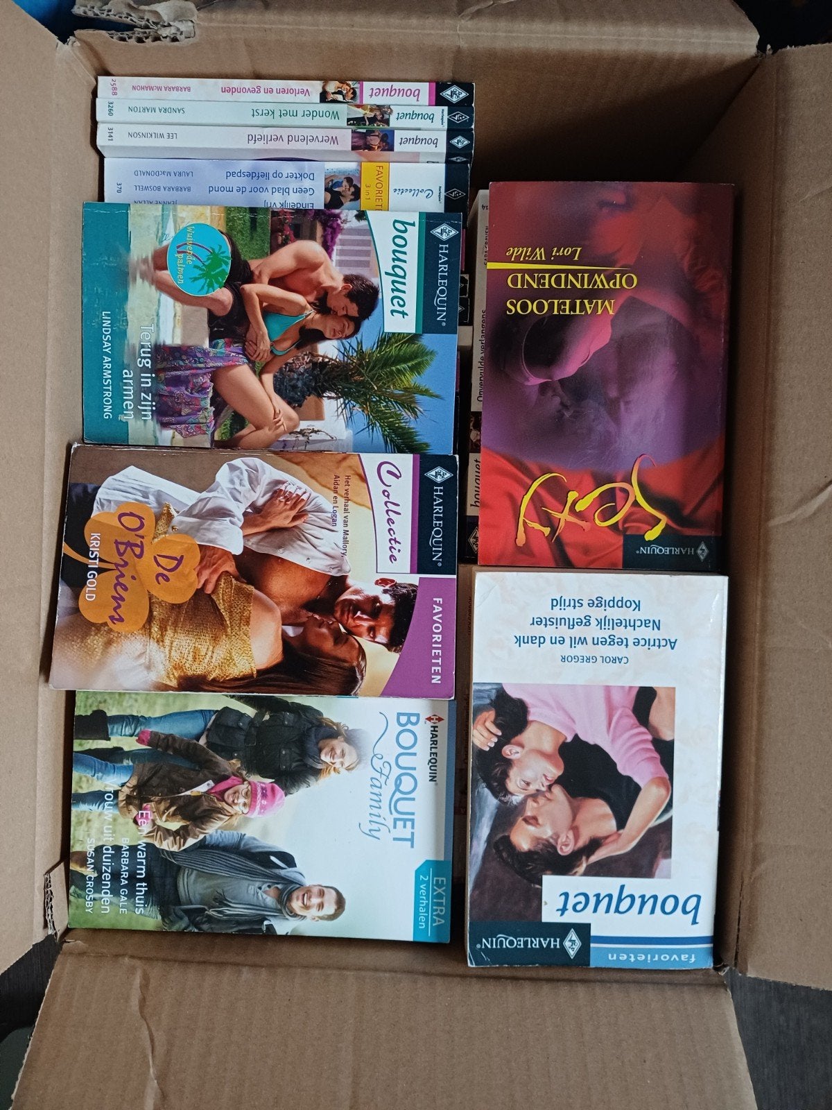 1 Doos vol met Harlequin bouquet reeks, Nora roberts enz, Ophalen, Gelezen