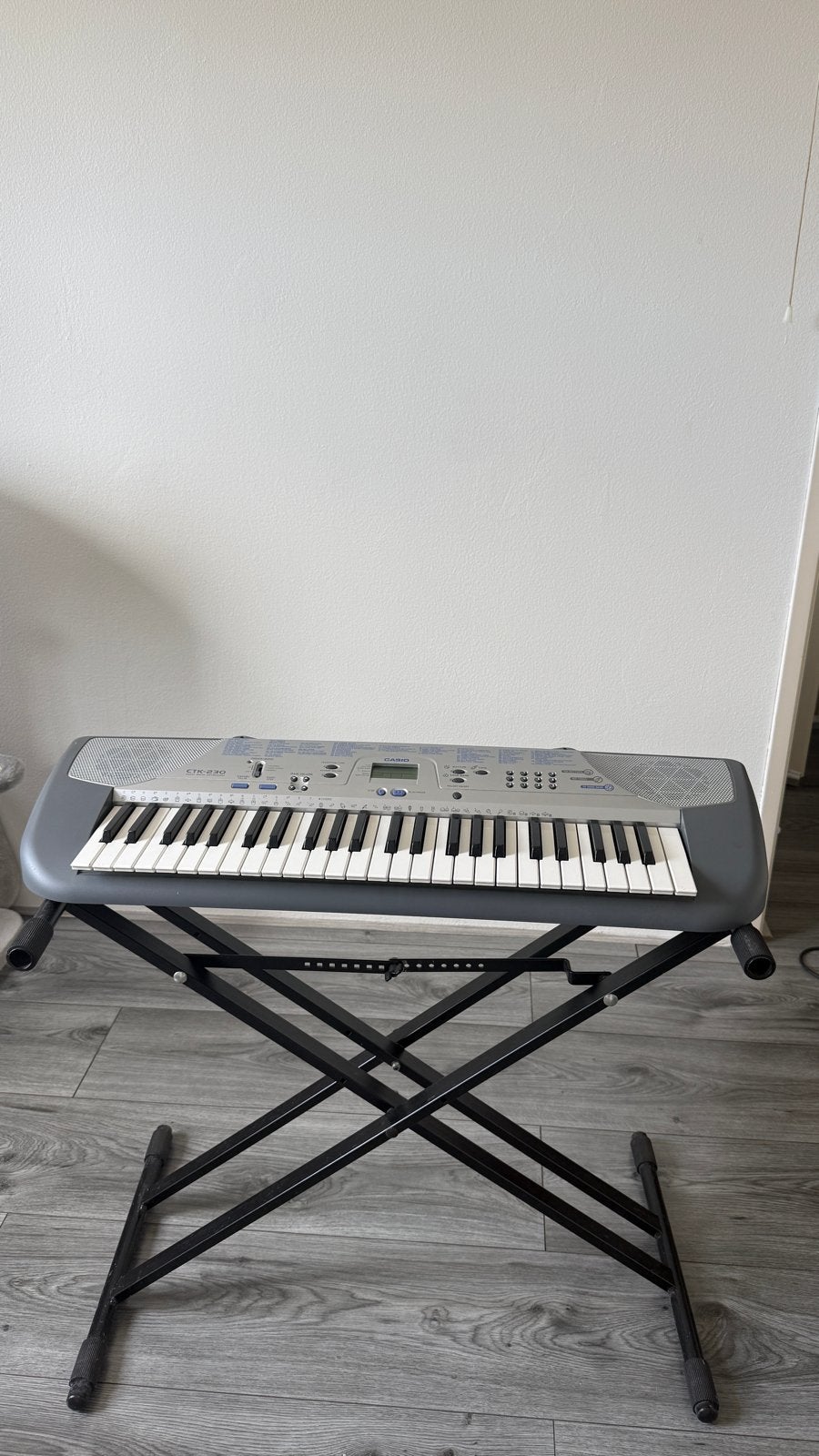 Casio CTK-230 Keyboard met standaard, Muziek en Instrumenten, Keyboards, Casio, Gebruikt, Met standaard, Ophalen