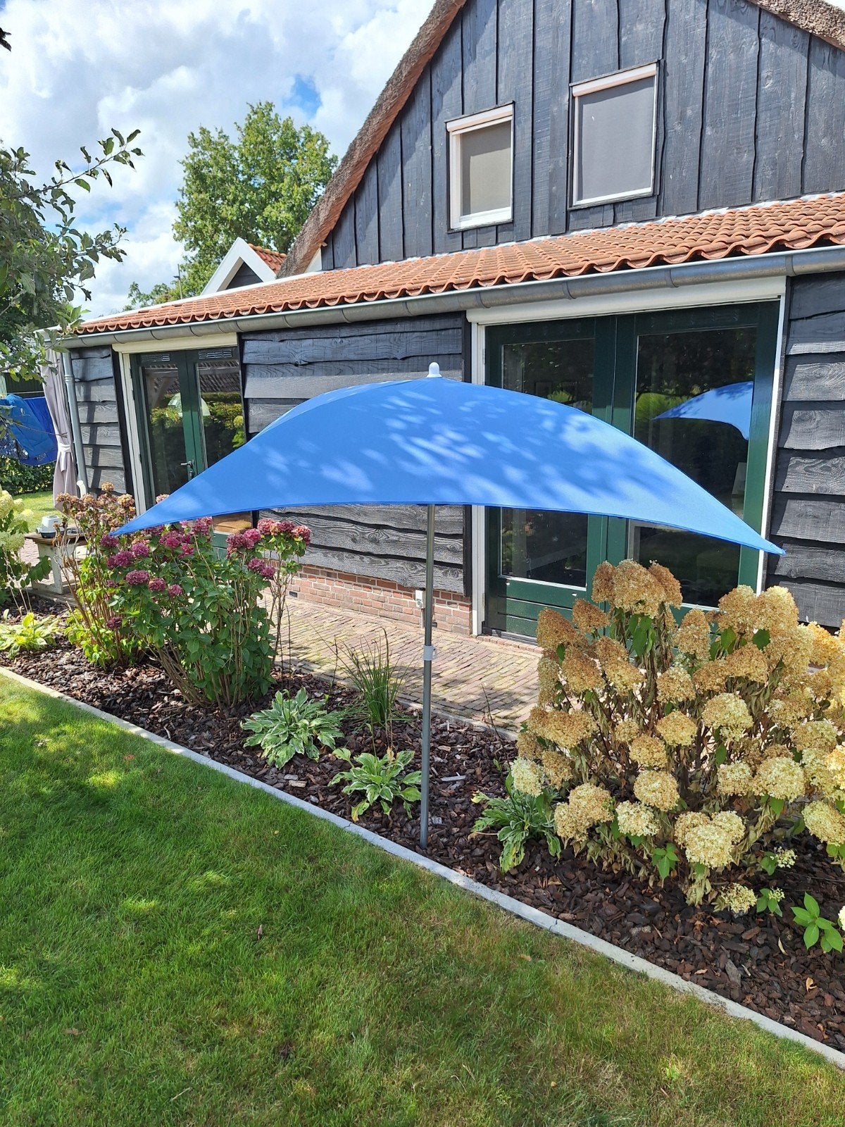 Blauwe parasol voor tuin of terras, Tuin en Terras, Ophalen of Verzenden, Gebruikt, 2 tot 3 meter, Stokparasol