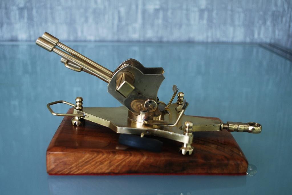 ZU-23 Dubbelloops Luchtafweerkanon Messing model op teakhout, Ophalen of Verzenden