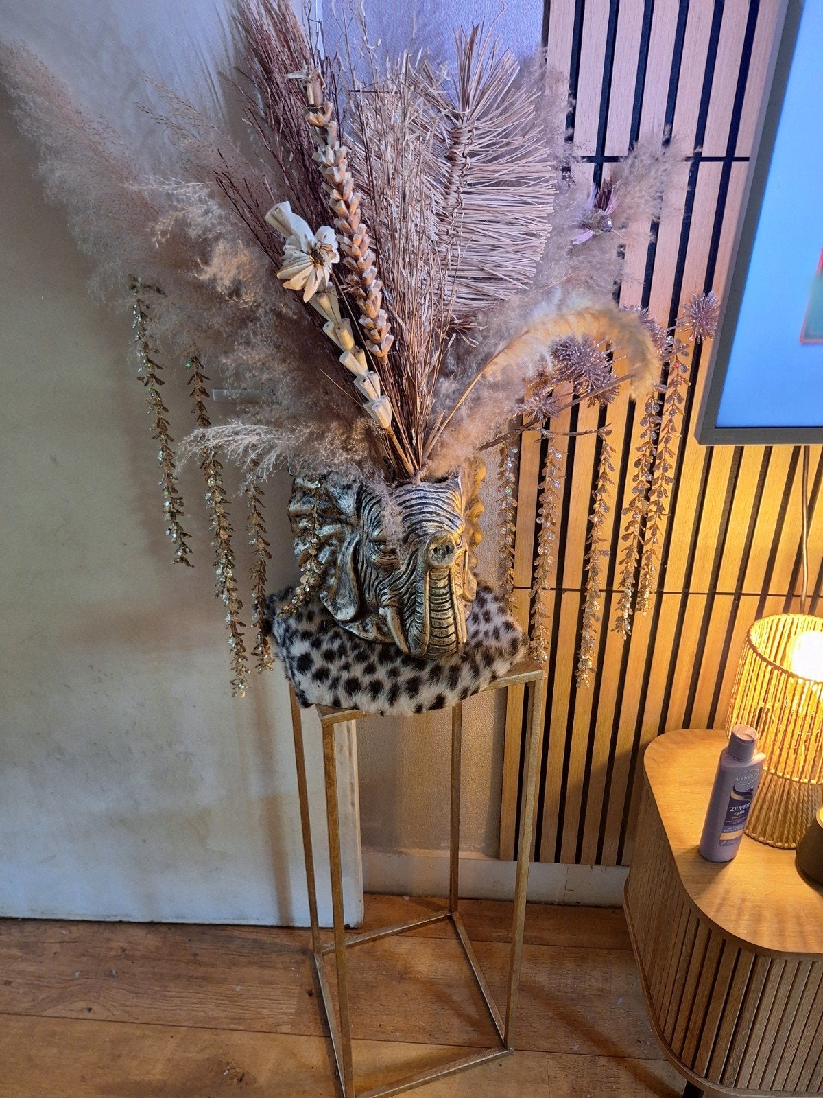 Pilaar met vaas en pampas., Ophalen
