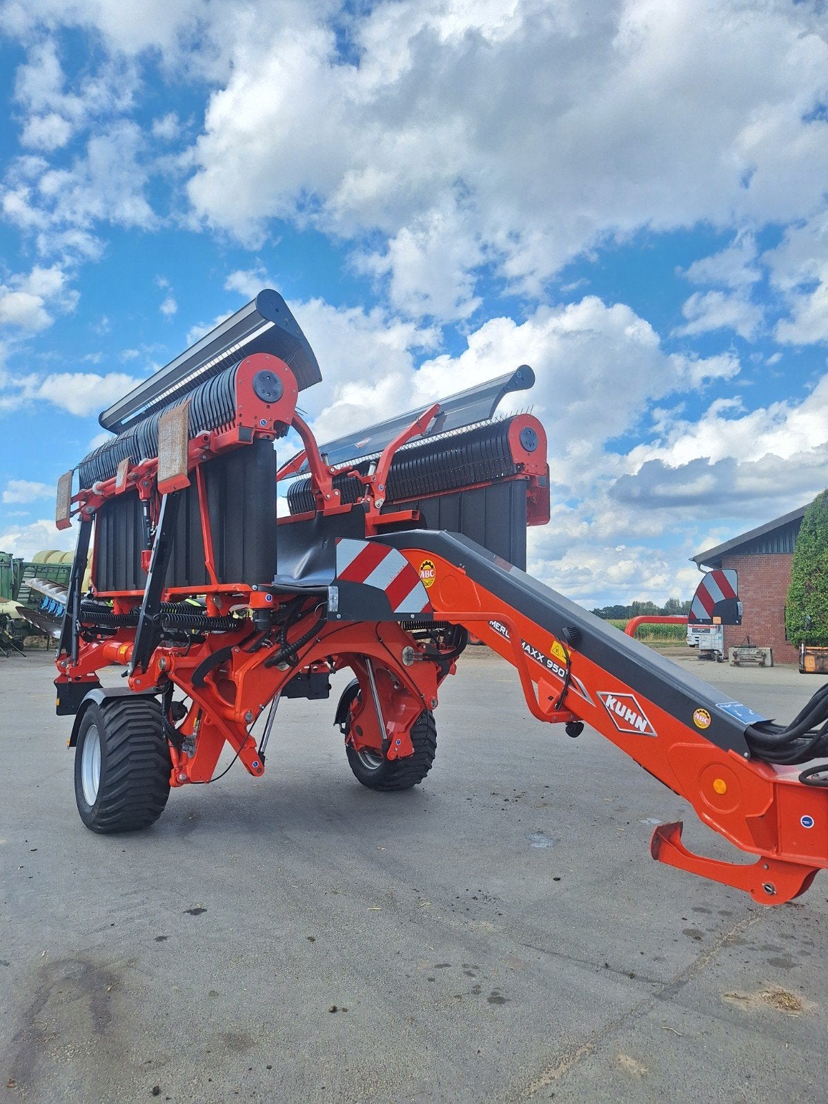 Kuhn Merge Maxx 950 Bandhark 2022, Zwadhark, Gras, Hooi

Kuh, Ophalen, Weidebouw