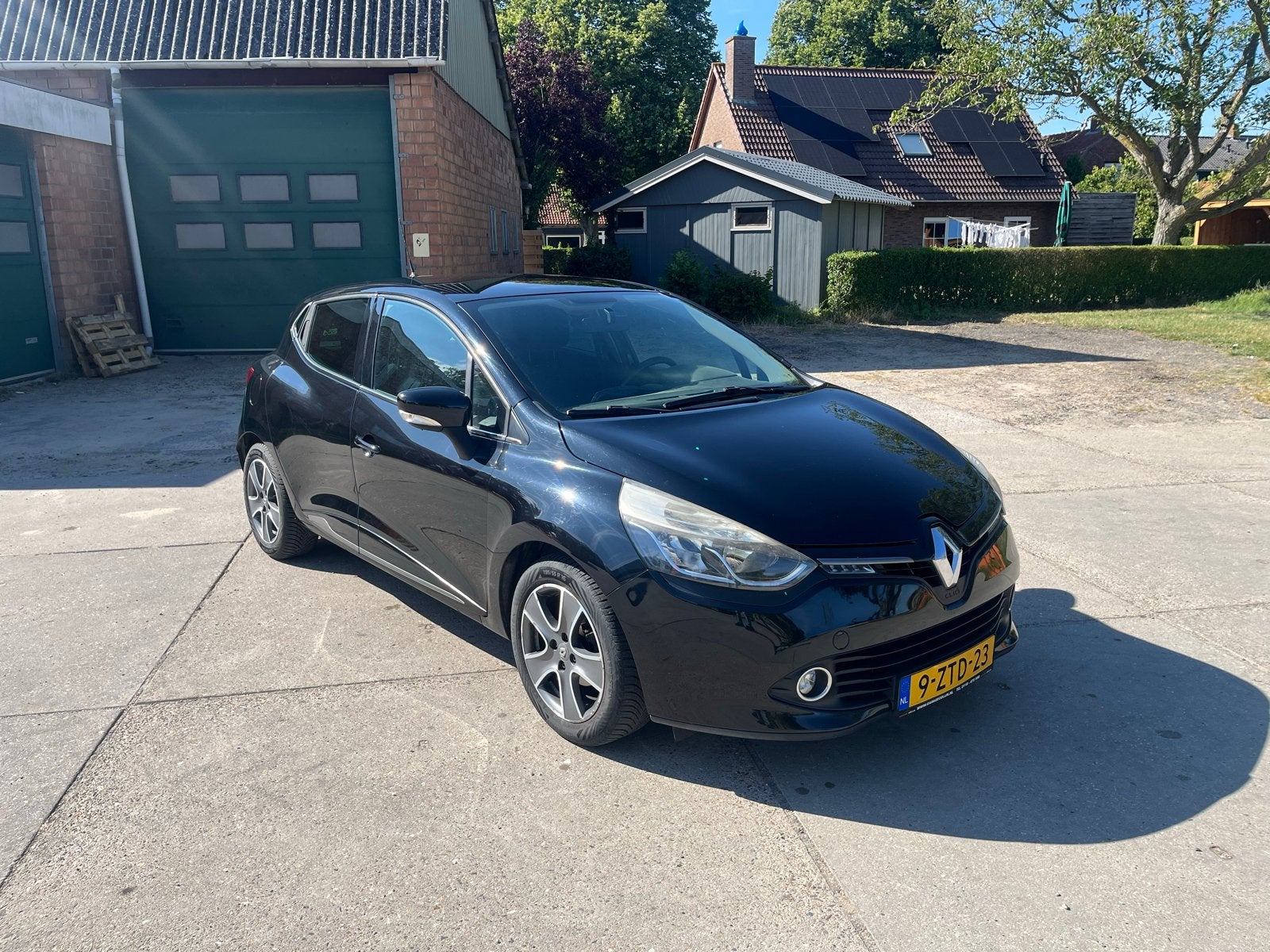 Renault Clio 0.9 TCE 66KW 5-DRS 2015 Zwart, Voorwielaandrijving, 898 cc, 40 €/maand, 540 kg