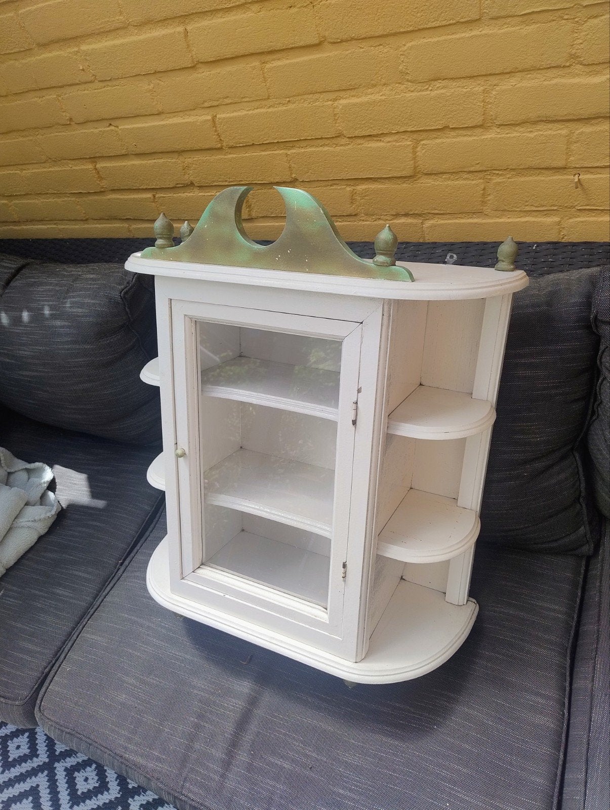 Vintage wit wandkastje met glazen deur en zijplanken, Antiek en Kunst, Ophalen