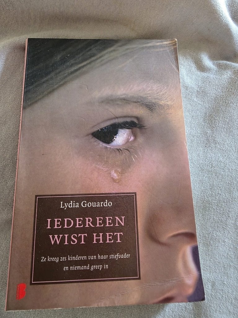 Boek: Iedereen wist het – Lydia Gouardo (Waargebeurd verhaal, Ophalen of Verzenden, Gelezen, Lydia Gouardo, Overige