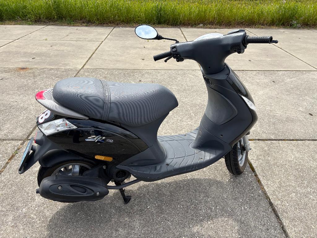 Zwarte Piaggio Zip 25 snorscooter, Fietsen en Brommers, Snorfietsen en Snorscooters, Ophalen, Piaggio, Gebruikt, Benzine