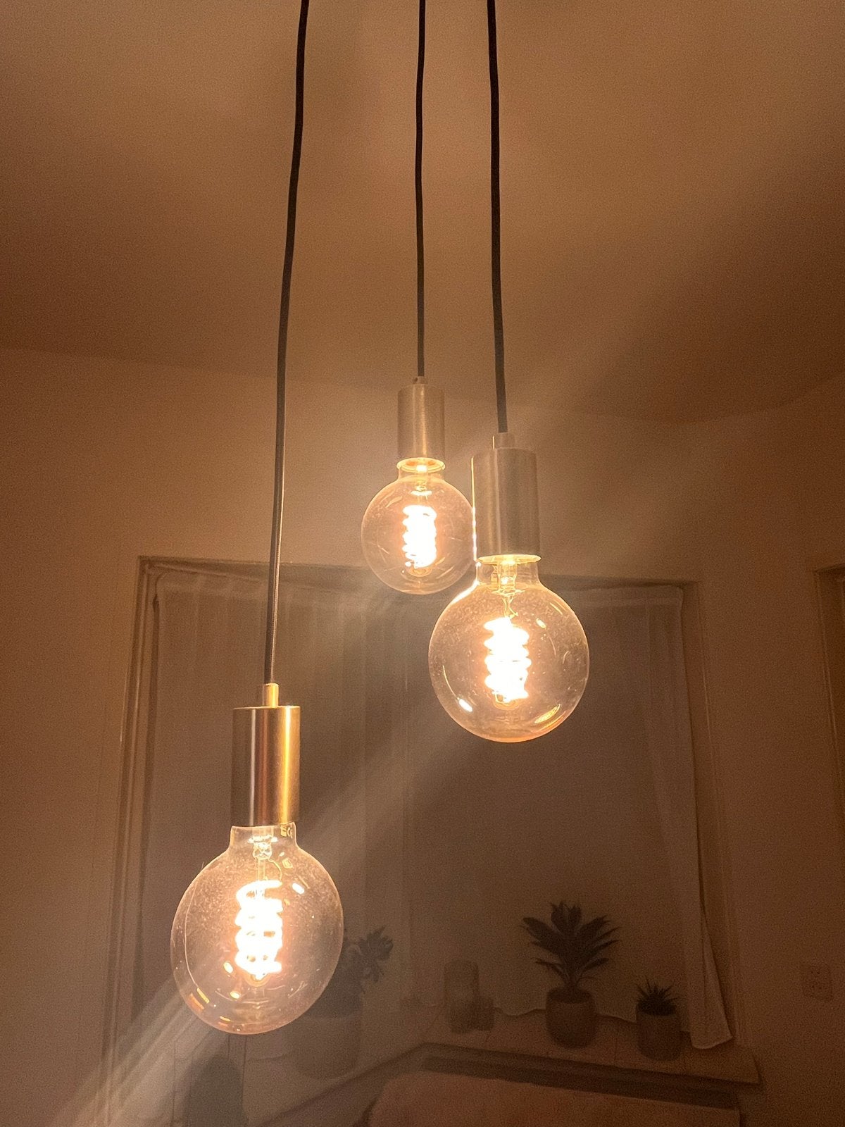 Driedelige gouden hanglamp met 3 lichtpunten, Huis en Inrichting, Lampen | Hanglampen, Ophalen, Gebruikt, Metaal, E27 (groot)