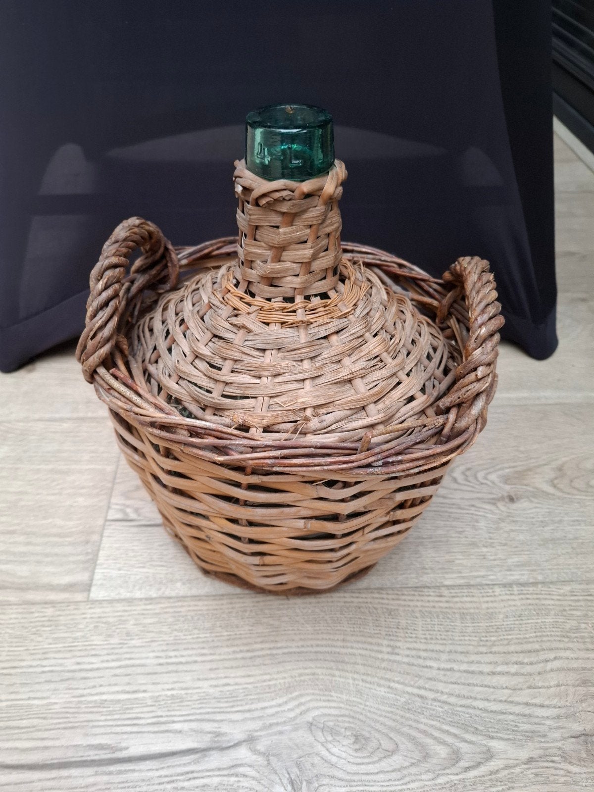 Vintage Glazen Fles in Gevlochten Mand - Decoratief, Ophalen of Verzenden