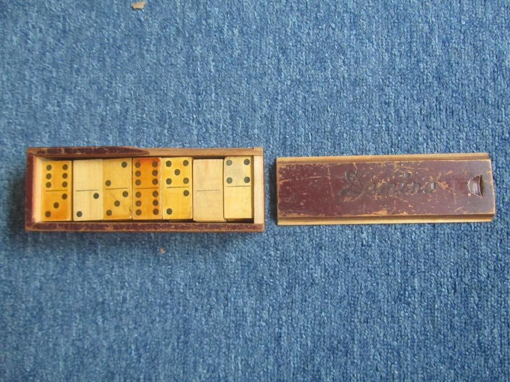 28 oude houten Dominostenen in kistje, Antiek en Kunst, Ophalen of Verzenden