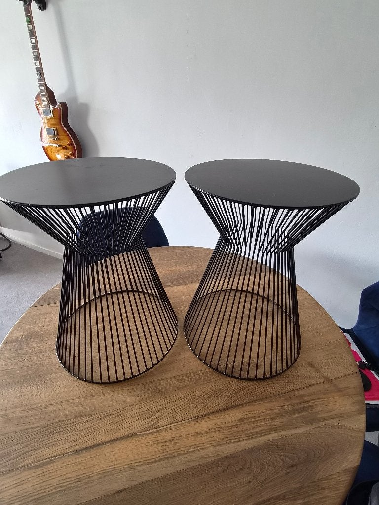 Twee zwarte bijzettafeltjes, Minder dan 55 cm, Gebruikt, Metaal of Aluminium, Rond