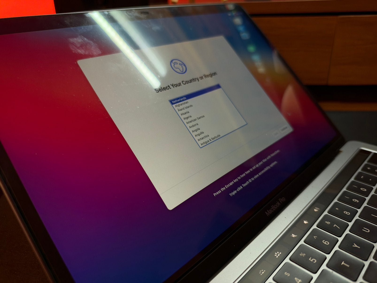Foto 6 van MacBook Pro 13” 2018 i5 8GB 256GB + Oplader + Magic Mouse